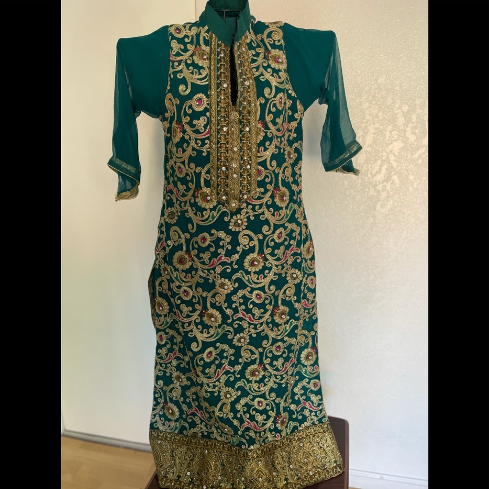Pakistani/Indian salwar kameez